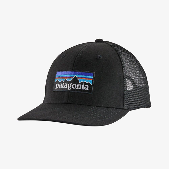 Unisex P-6 Logo Trucker Lippis - Luomupuuvillaa ja kierrätettyä polyesteria, Black
