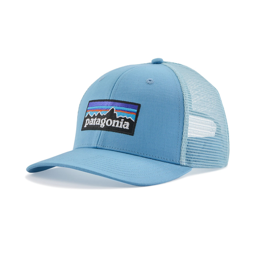 Unisex P-6 Logo Trucker Lippis - Luomupuuvillaa ja kierrätettyä polyesteria, Lago Blue