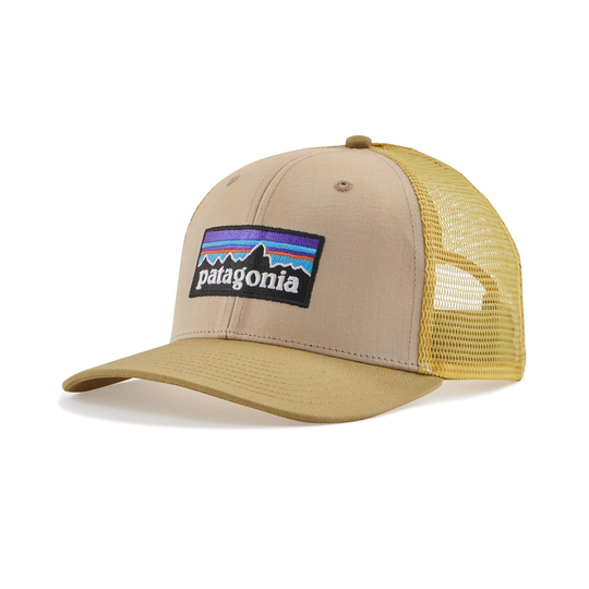 Unisex P-6 Logo Trucker Lippis - Luomupuuvillaa ja kierrätettyä polyesteria, Oar Tan