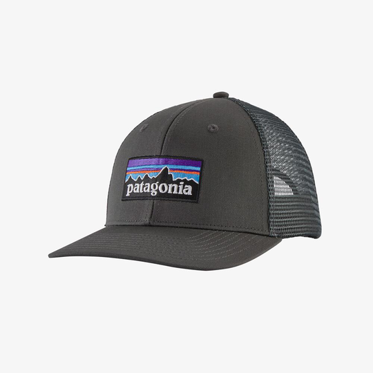 Unisex P-6 Logo Trucker Lippis - Luomupuuvillaa ja kierrätettyä polyesteria, Forge Grey