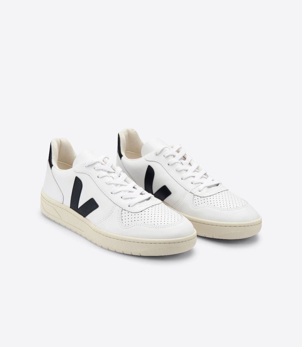 Veja miesten V-10 Leather vastuullisesti valmistetut tennarit, Extra White Black / 43