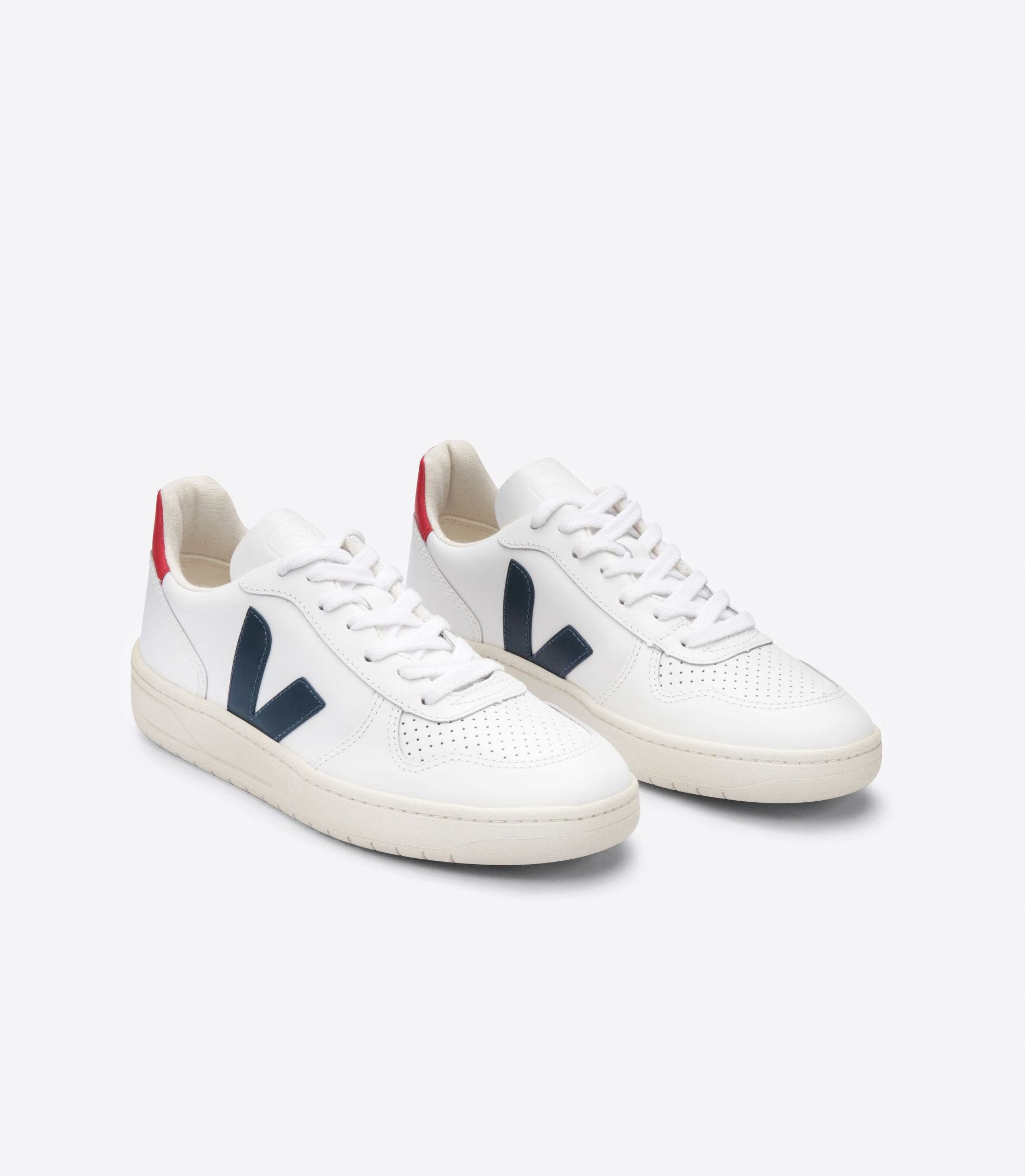 Veja miesten V-10 Leather vastuullisesti valmistetut tennarit, Extra White Nautico Pekin / 43